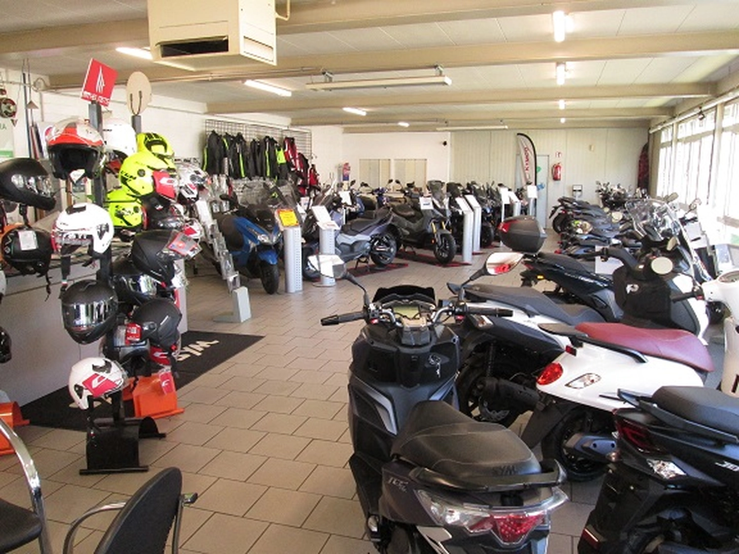 Motorsport Brinker - Motorräder & Scooter in Duisburg - Aufnahme aus dem Geschäft