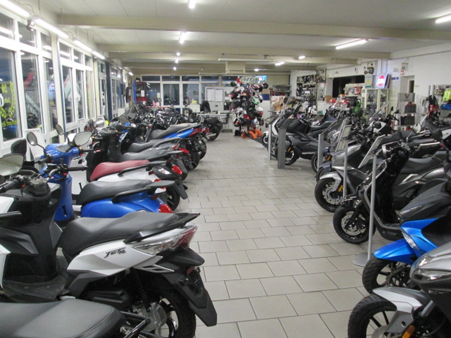 Motorsport Brinker - Motorräder & Scooter in Duisburg - Aufnahme aus dem Geschäft